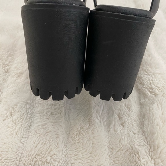 Madden Girl Black Strappy Chunky Heeled Sandals Size 7.5 - Picture 8 of 12